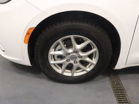 Certified 2024 Chrysler Pacifica Touring-L FWD image 21