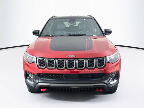 Used 2025 Jeep Compass Trailhawk AWD/4WD image 2