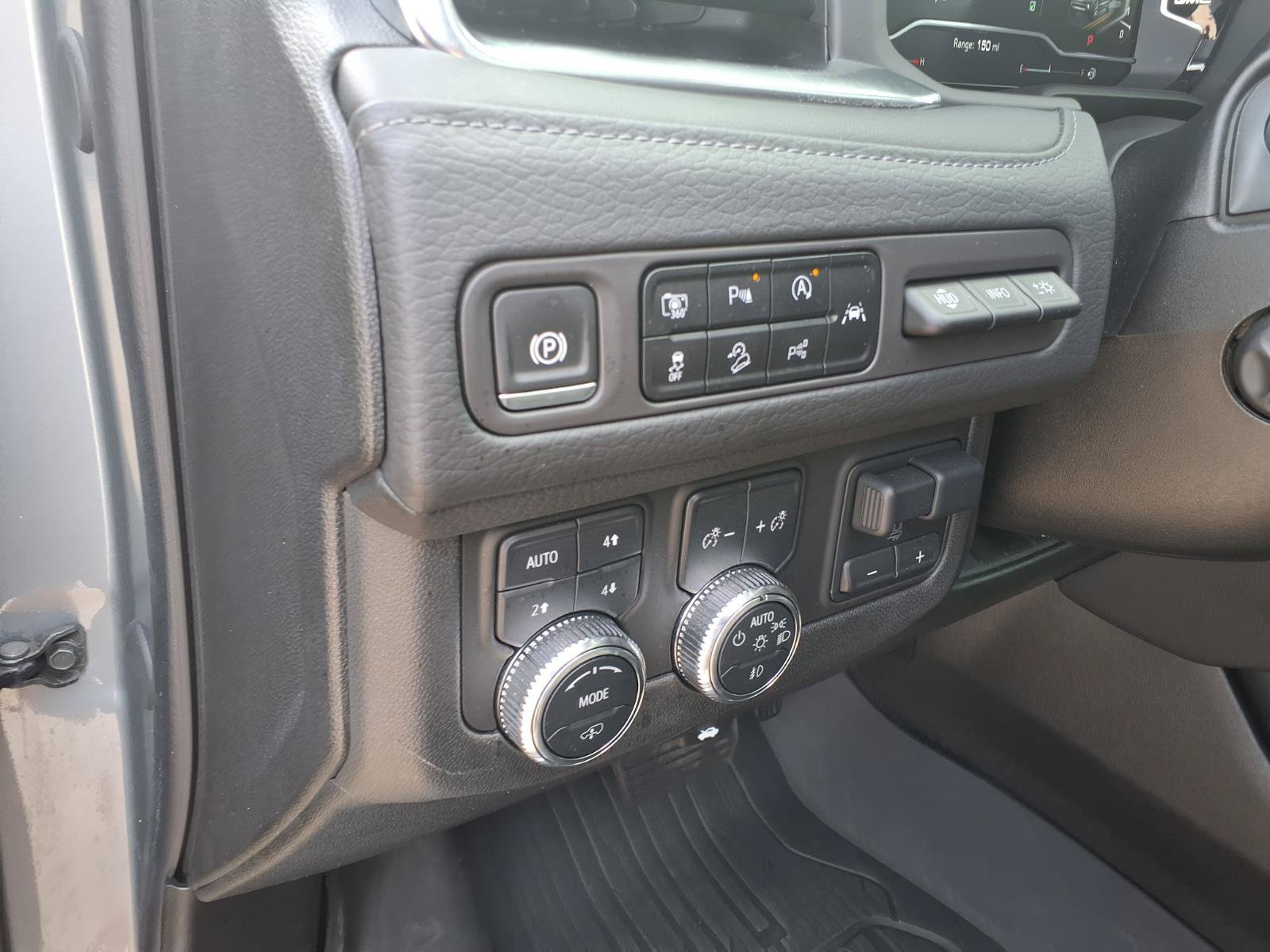 Used 2024 GMC Yukon Denali w/ Advanced Technology Package AWD/4WD image 18