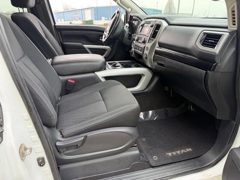 Used 2019 Nissan Titan SV w/ SV Convenience Package AWD/4WD image 12