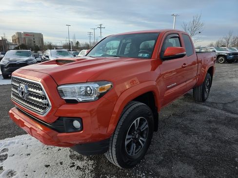 Used 2017 Toyota Tacoma TRD Sport image 4