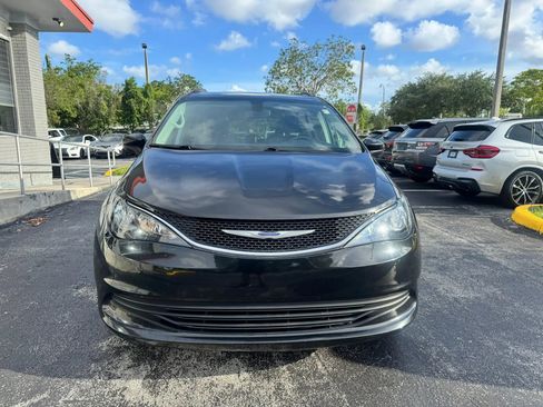 Used 2020 Chrysler Voyager Lxi FWD image 3