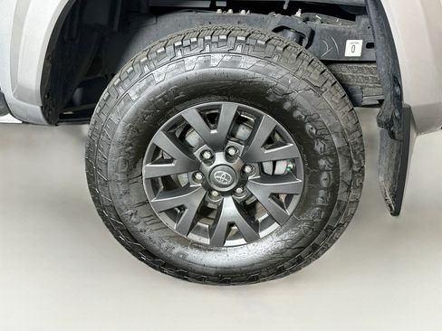 Used 2020 Toyota Tacoma SR5 RWD image 11