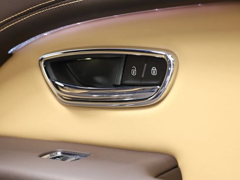 Used 2021 Bentley Bentayga AWD/4WD image 77