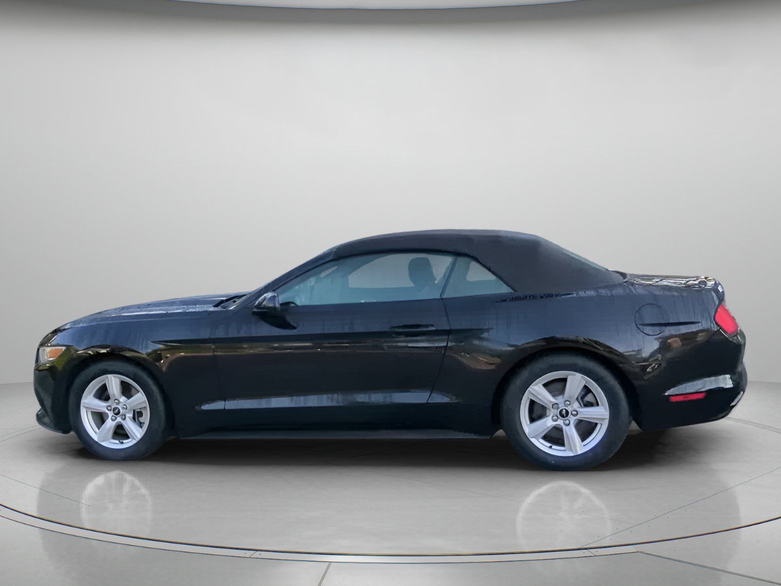Used 2016 Ford Mustang Convertible RWD image 17
