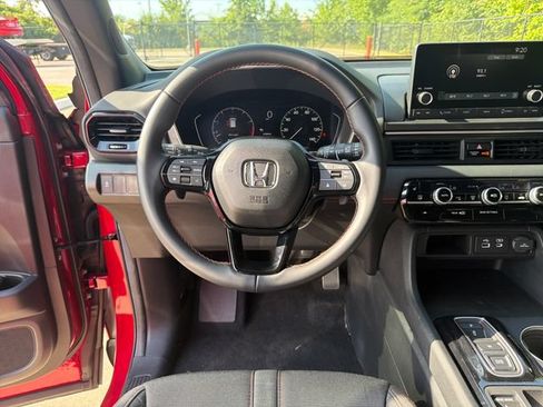 Used 2025 Honda Pilot Sport image 16
