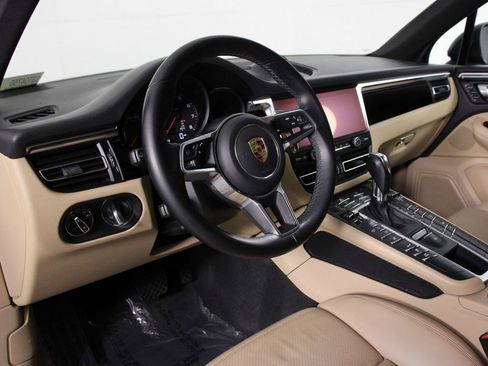 Certified 2021 Porsche Macan image 4