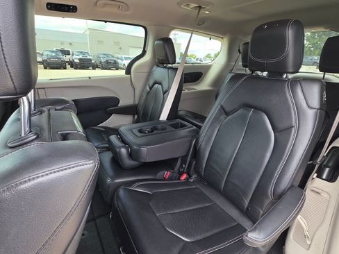 Used 2022 Chrysler Pacifica Touring-L w/ Uconnect Theater Family Group FWD image 13