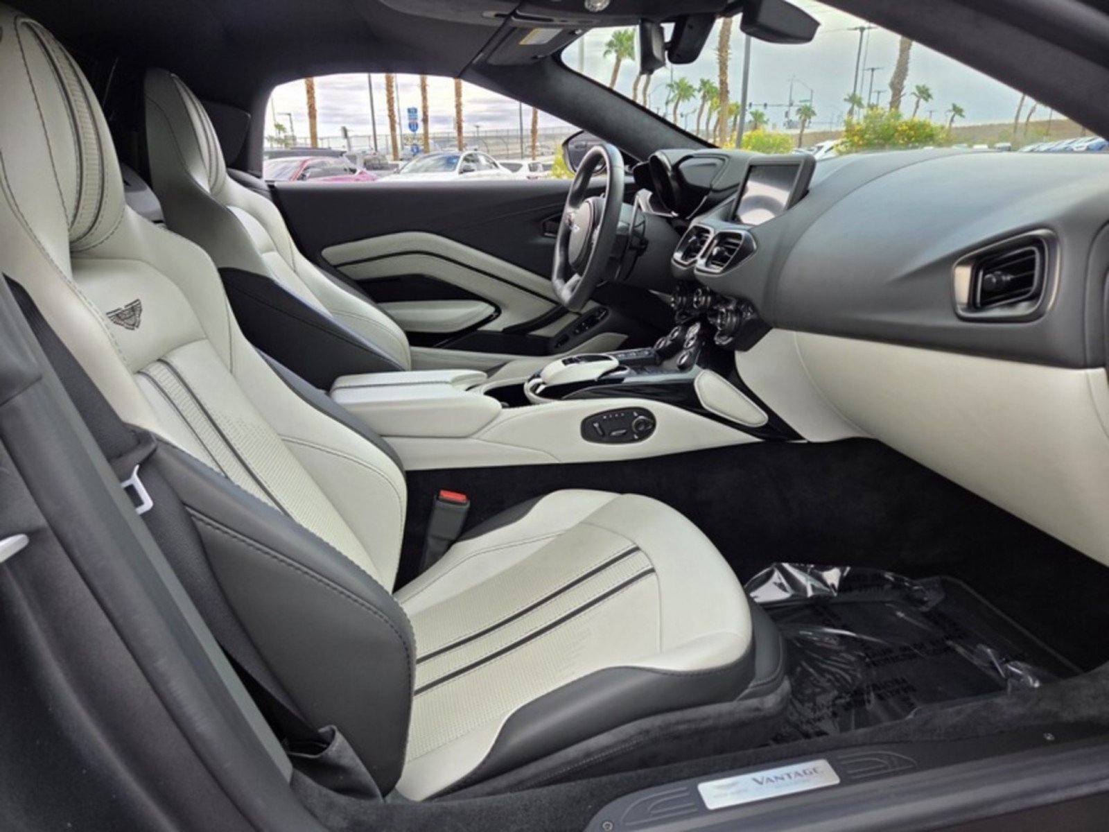 Used 2023 Aston Martin V8 Vantage Roadster RWD image 17