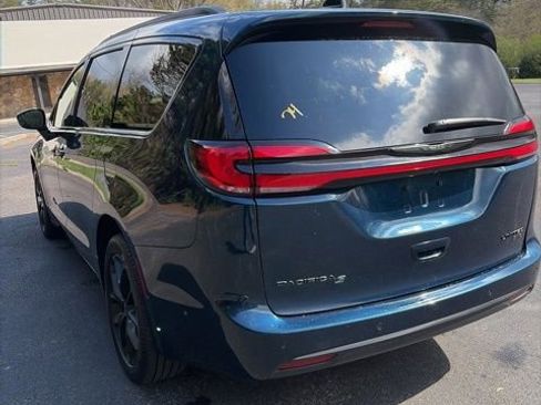 Used 2025 Chrysler Pacifica Limited image 10