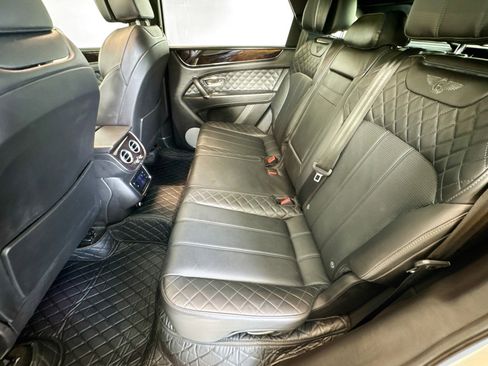 Used 2018 Bentley Bentayga image 23
