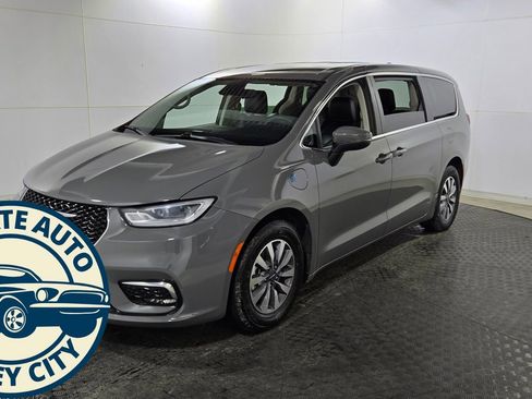 Used 2023 Chrysler Pacifica Touring-L image 4
