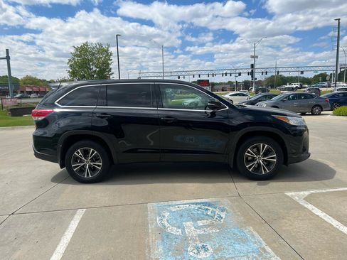Used 2017 Toyota Highlander Plus w/ Carpet Mat Package AWD/4WD image 5
