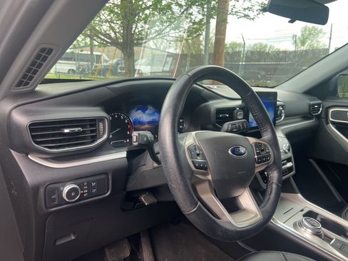 Used 2022 Ford Explorer XLT w/ Equipment Group 202A image 11