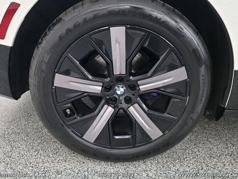 Used 2023 BMW iX xDrive50 w/ Sport Package AWD/4WD image 16