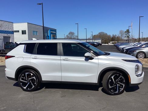 Used 2024 Mitsubishi Outlander SE Black Edition image 5