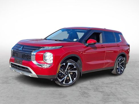 Used 2023 Mitsubishi Outlander SE image 1