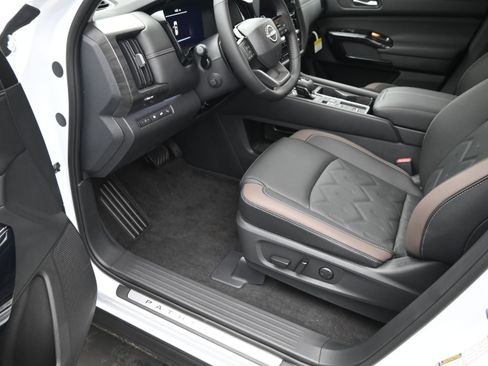 New 2026 Nissan Pathfinder Platinum FWD image 12
