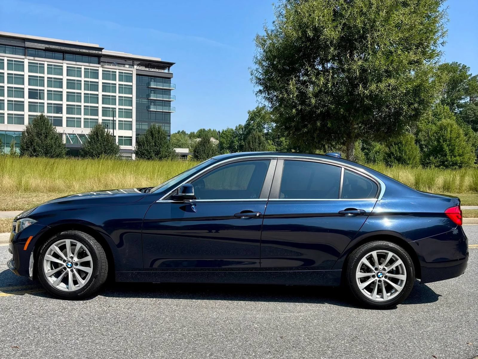 Used 2017 BMW 320i Sedan RWD image 2