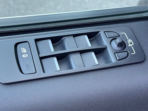 Used 2023 Land Rover Discovery Sport S image 11