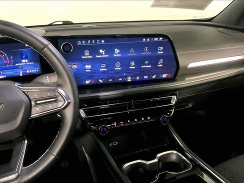 Used 2025 Chevrolet Traverse LT AWD/4WD image 6