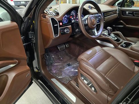 Used 2020 Porsche Cayenne Turbo image 16