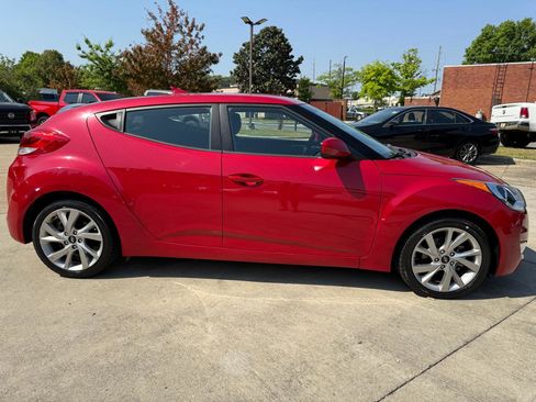 Used 2017 Hyundai Veloster FWD image 6