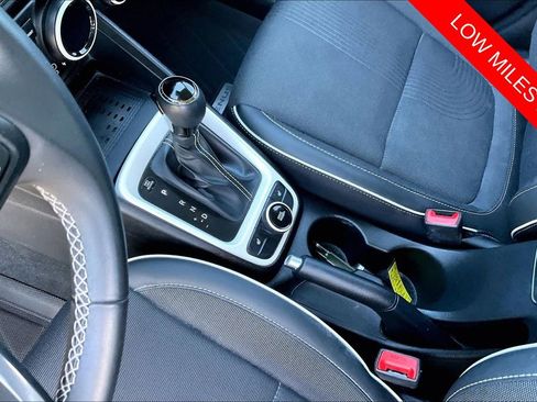 Used 2025 Hyundai Venue Limited FWD image 17