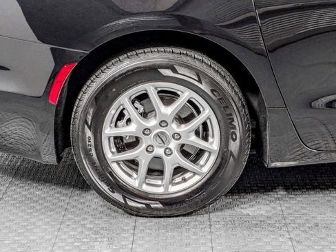 Used 2024 Chrysler Pacifica Touring-L image 10