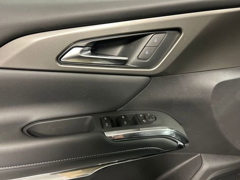 Used 2025 Chevrolet Traverse LT w/ Driver Confidence Package image 14