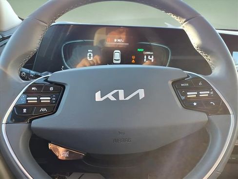 Used 2024 Kia Niro EX Touring image 32