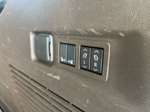 Used 2024 GMC Yukon XL Denali w/ Advanced Technology Package image 39