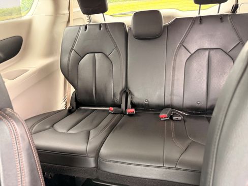 Used 2018 Chrysler Pacifica Touring-L FWD image 11