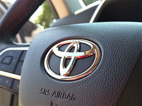 Used 2024 Toyota Highlander XLE image 22