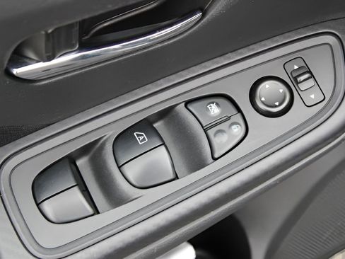 Used 2021 Nissan Versa SV FWD image 15