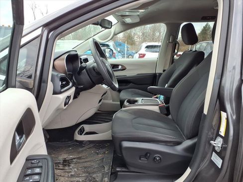 Used 2017 Chrysler Pacifica Touring image 13
