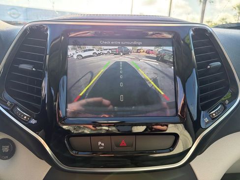 Used 2020 Jeep Cherokee Limited image 27