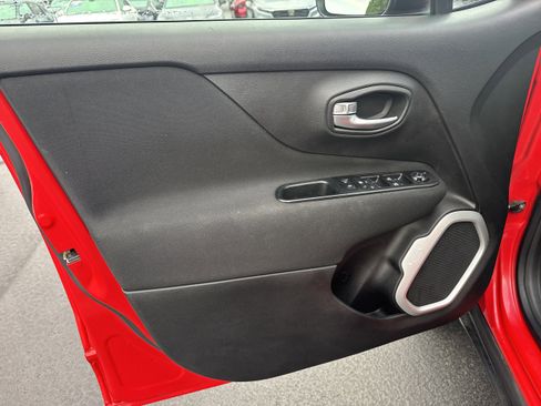 Used 2018 Jeep Renegade Latitude w/ Popular Equipment Group image 5