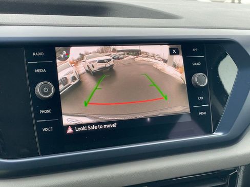 Certified 2022 Volkswagen Taos SE w/ Panoramic Sunroof Package image 18