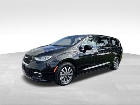 Used 2024 Chrysler Pacifica Limited FWD image 3