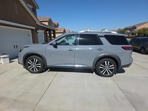 Used 2023 Nissan Pathfinder Platinum FWD image 2