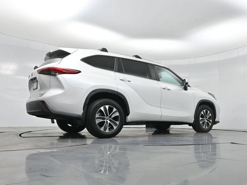Used 2023 Toyota Highlander XLE AWD/4WD image 52