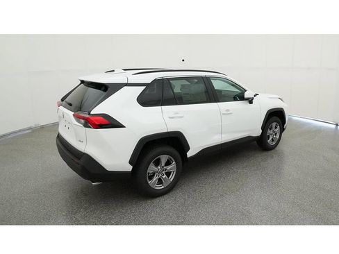 Used 2022 Toyota RAV4 XLE w/ Convenience Package FWD image 11