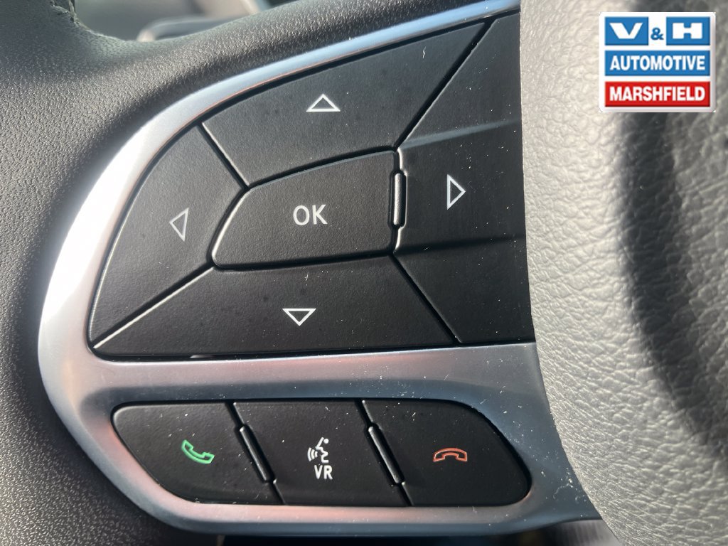 Used 2025 Chrysler Pacifica Select FWD image 6