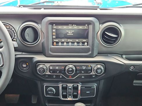 Used 2023 Jeep Gladiator Sport AWD/4WD image 19