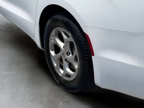 Used 2024 Chrysler Pacifica Limited FWD image 11