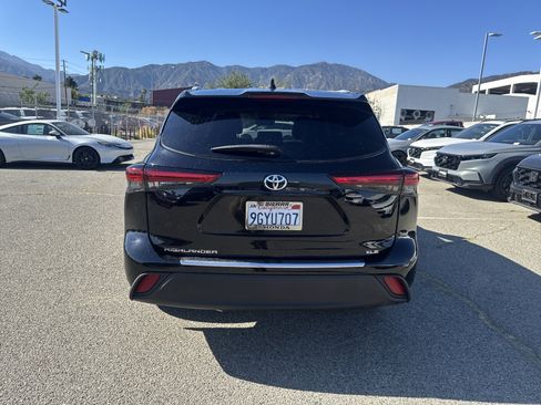 Used 2023 Toyota Highlander XLE FWD image 5
