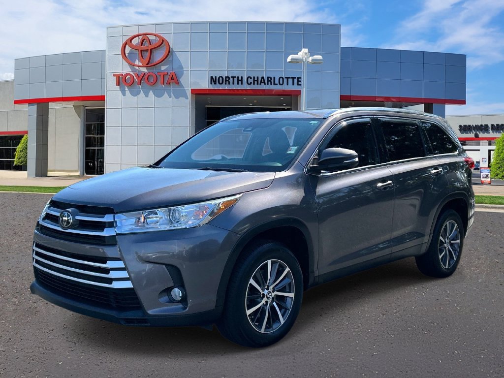 Used 2019 Toyota Highlander XLE FWD image 3