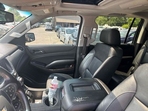 Used 2018 Chevrolet Suburban LT RWD image 16