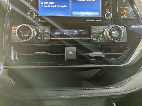 Used 2022 Toyota Highlander XLE image 21